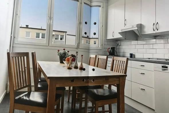 Ljus 3:a med inglasad balkong&parkering